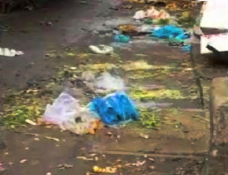 Lòng đường trước chợ Lạc Quang, TP HCM, bị "tận dụng" làm bãi rác? 